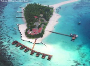 L'ile est situé sur l'atoll Nord d'Ari.