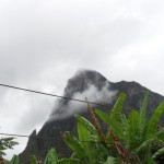 Un des deux pitons qui surplombe les bains chauds de la Soufrière