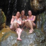 Marie-Josée, Sylvie et Sylvie  sous la chute