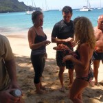 Normand et France qui nous apportent à manger et boire sur la plage de Bequia