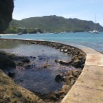 Exploration des sentiers dans la section à gauche de la plage de Bequia