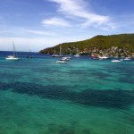 Exploration des sentiers dans la section à gauche de la plage de Bequia