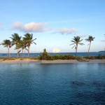 Le Royal Clipper (5 mâts) en fond derrière la plage de Bequia