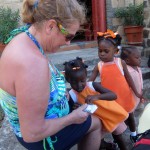 Rencontre avec des enfants adorables à l'église de Mayreau