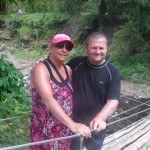 marie-Josée et Patrick sur le pont de bambou